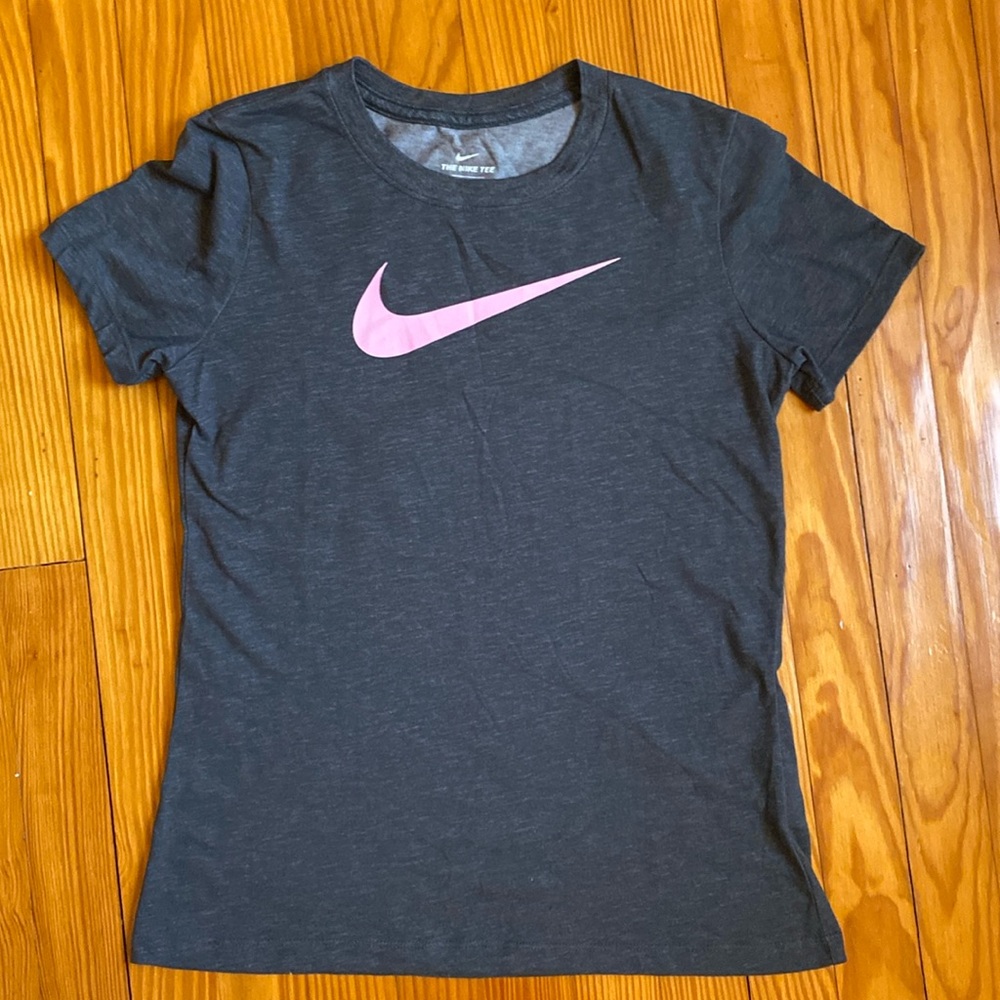 The women Nike tee size small